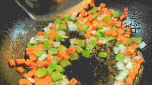 以耗油、料酒調(diào)味，加適量清水燜煮。