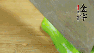 大蒜切成小段，青椒去籽滾刀切成塊。