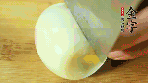 煮面條的同時(shí)把雞蛋煮好。