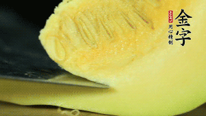 胡蘿卜切滾刀塊，小南瓜取一半去籽去皮切塊備用。