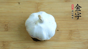 大蒜切成蒜末。（先把大蒜拍扁后，再切碎會容易很多。）