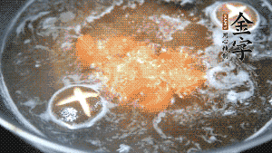 將烏冬面放入調(diào)好味的面湯中一起煮熟。（選擇烏冬面的原因，第一是因?yàn)椴锁B(niǎo)也能很好地做出成品，而不用擔(dān)心會(huì)糊鍋或者黏在一起；第二是因?yàn)榘咨拿鏃l，在夏天看起來(lái)更有食欲。）