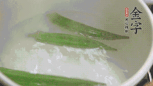 在煮面湯時(shí)，就可以做其他步驟了。比如把秋葵汆水，橫切成星星造型；雞蛋煮熟，切成兩半；黃瓜切成絲。