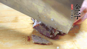 金字鹵牛肉打開(kāi)包裝，把牛肉切成片狀。（眼見(jiàn)為實(shí)，用一整塊牛肉鹵制的鹵牛肉哦，牛肉的香氣感覺(jué)撲鼻而來(lái)有木有！?。。?>
					</div>
					<span>步驟 6/7</span>
					<p>金字鹵牛肉打開(kāi)包裝，把牛肉切成片狀。（眼見(jiàn)為實(shí)，用一整塊牛肉鹵制的鹵牛肉哦，牛肉的香氣感覺(jué)撲鼻而來(lái)有木有?。。。?/p>
				</li><li>
					<div   id=