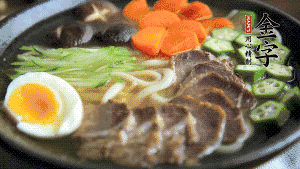 最后，將所有食材都擺到面碗上，呈現(xiàn)美美的視覺(jué)就可以了！