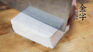 豆腐切成小塊，臘肉切成薄片，辣椒切成小圈。