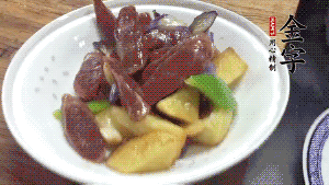 加少量生抽、鹽、糖、雞精調(diào)味，炒熟出鍋即可。