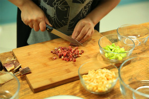 金字火腿隔水蒸15分鐘后切成小丁。