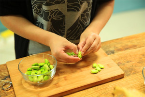 蠶豆剝除外殼，剩下嫩嫩的蠶豆。