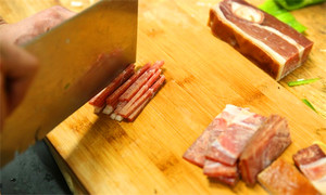 將火腿清洗后切成絲備用。
