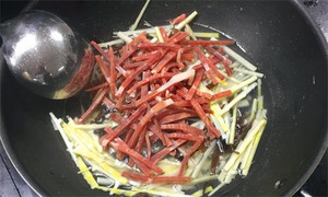 火腿絲、筍絲、黑木耳絲汆水后，瀝干。