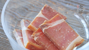 金字火腿切片溫水浸泡5分鐘。