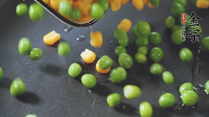 鍋7成熱時，下豌豆、玉米翻炒，再依次放醬肉、洋蔥碎、木耳碎。