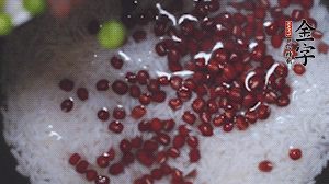 將炒好的食材和大米、紅豆一起放進電飯鍋煮。