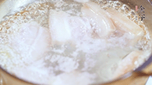 五花肉切塊，加姜片焯水備用。