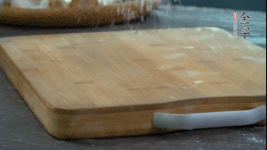 【面皮】3.案板撒點(diǎn)糯米粉，將面團(tuán)搓成均勻的小團(tuán)子。