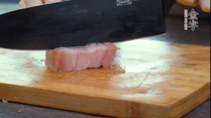 【餡料】1.金字淡咸肉加姜片料酒焯水，春筍焯水后切成小丁。