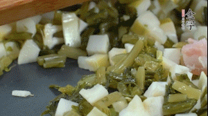 【餡料】2.鍋中油8成熱時(shí)，依次放入春筍、雪菜、淡咸肉，翻炒出香味。