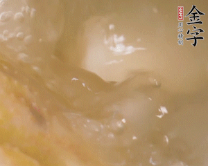 沸騰后撈出蔥結(jié)，小火燉45分鐘，加山藥再燉15分鐘。