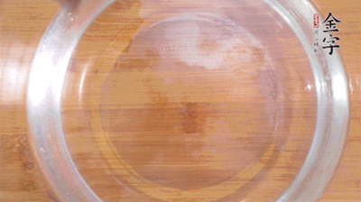 金字火腿切小片，浸泡5分鐘。