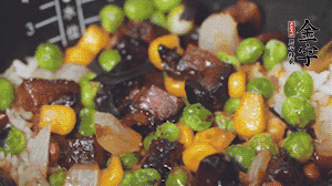 出鍋前加蠔油、生抽調味，撒點熟白芝麻即可。