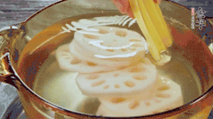 把藕和土豆焯水至八成熟，盛出瀝干水分。