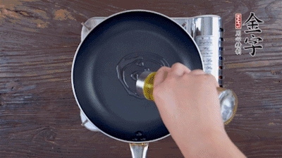 魚頭對開，洗凈瀝干。鍋中加油，把魚頭兩面煎至金黃色，期間加蔥姜，每面約需時(shí)2-3分鐘。