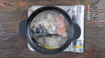 放豆腐、海鮮菇繼續(xù)中小火煮5分鐘。