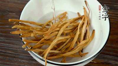 黃花菜、香菇提前泡發(fā)。黃花菜去掉硬頭，香菇切片。