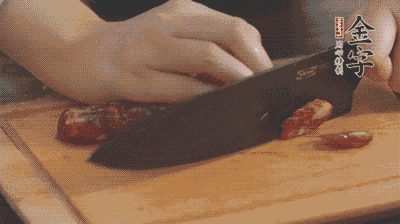 金字土香腸切片，香菇切丁。