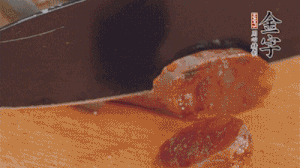 麻辣香腸蒸熟后，切片待用。