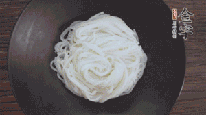 依次放入黃瓜絲、花生米、燙熟的豆芽、麻辣香腸、香菜、擺盤即可。