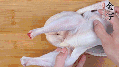 菌菇分別冷水泡發(fā)。雞處理干凈后剁成小塊，放水中浸泡半小時去血水。