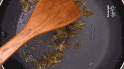 鍋中3成油溫時，下雪菜、辣椒圈翻炒40秒。