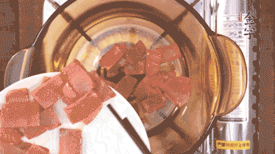 砂鍋中依次放火腿片、豆腐，大火燉開轉(zhuǎn)中小火。