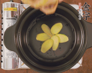 準(zhǔn)備土砂鍋，放姜片、鴿子、火腿片、蔥結(jié)、料酒，加沒(méi)過(guò)食材多些的清水，中小火燉煮。