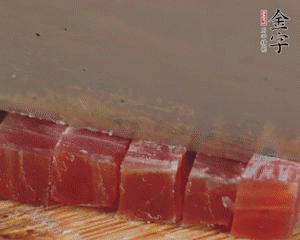 金字火腿切丁，春筍剝殼切丁，豌豆剝粒。