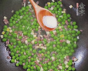 加水、料酒、鹽燒2分鐘即可。