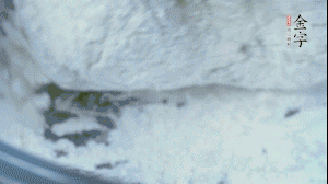 【面皮】2.將糯米粉和粳米粉混合，加煮好的艾草和適量清水，揉搓成面團(tuán)。