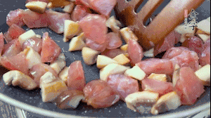 【餡料】4.鍋中油8成熱時(shí)，依次放入菌菇丁、香腸丁，適當(dāng)放點(diǎn)糖調(diào)味，炒熟。