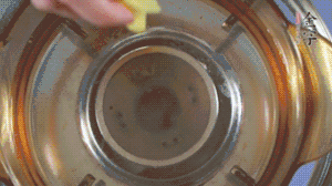 金字淡咸肉加姜片、料酒，冷水入鍋焯水。