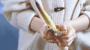 春筍切滾刀塊，加少許鹽，焯水備用。