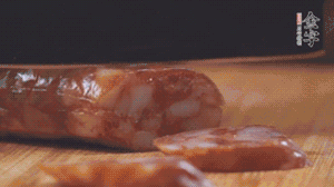 金字麻辣香腸切片，小青菜焯熟備用。