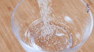 制作醬汁：1湯匙蠔油、1湯匙涼開水、2湯匙生抽、1/2湯匙白砂糖、少許辣椒圈。