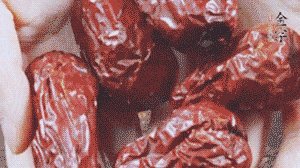 紅棗洗凈，對(duì)半剪開(kāi)。