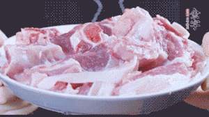 新鮮羊肉冷水入鍋，加姜片、清水焯水，除去血沫。