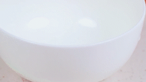 香腸切片，南瓜洗凈去皮切小塊，洋蔥切絲，米淘洗干凈備用。