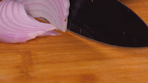 鍋中少許油，熱油倒入香腸煸炒出油，倒入南瓜塊、洋蔥翻炒片刻。