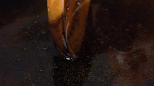 茄子切成長條，拍上生粉入油鍋炸制。