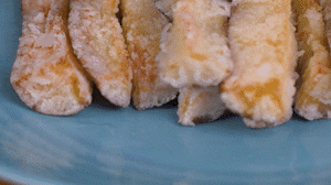 炸制油溫在7成左右，茄子炸至金黃色即可撈出。